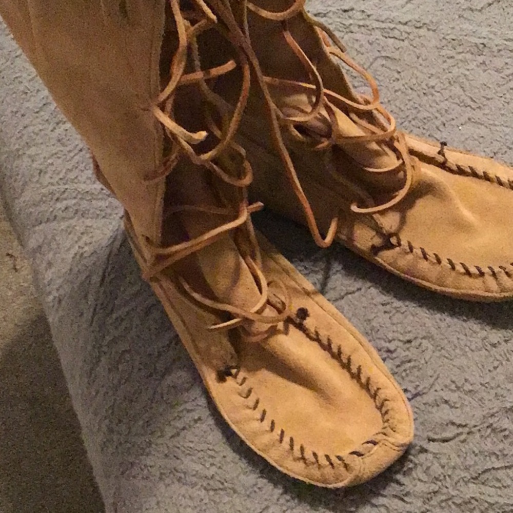 Minnetonka tan size 9
